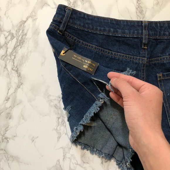 NWT❣️Distressed Denim Shorts - Picture 6 of 8